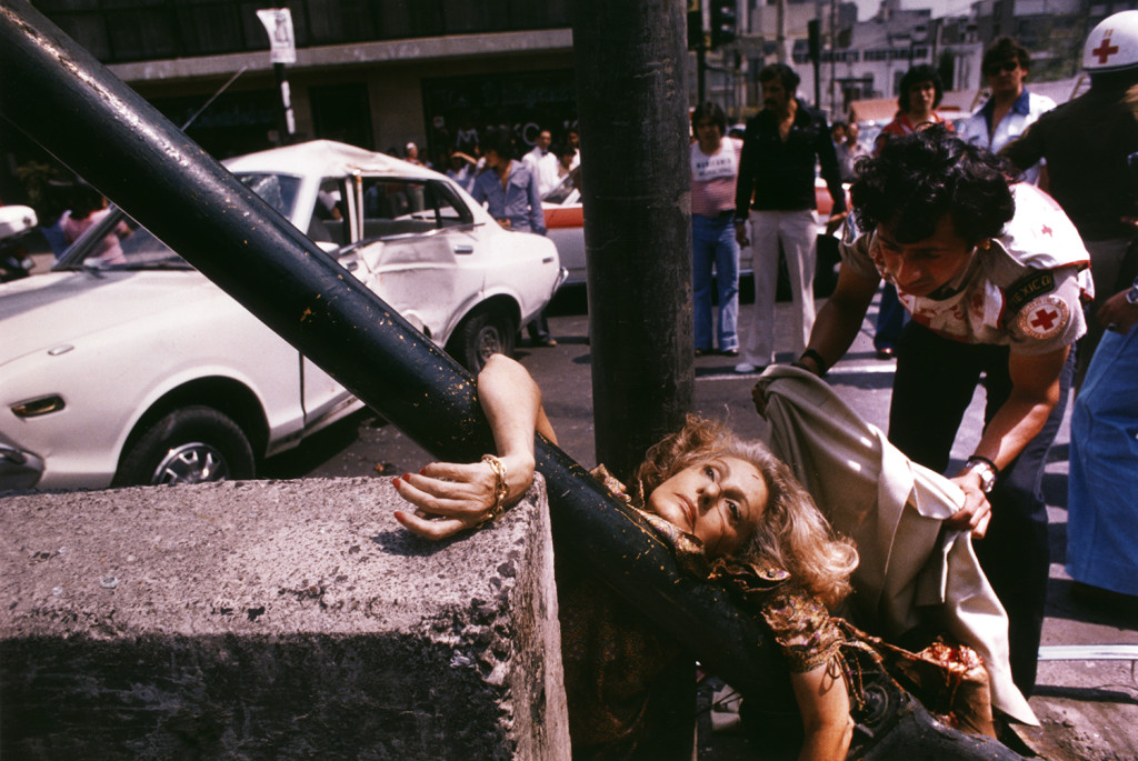 Primer plano de mujer Rubia Arrollada e impactada contra un poste, en avenida chapultepec, ciudad de Mexico